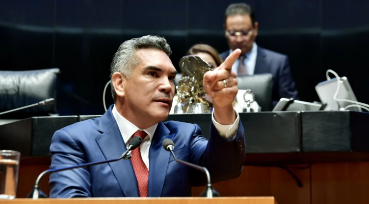 Alejandro Moreno Acusa a José Ramón López Beltrán de mentir sobre la felicidad en México