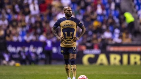 Dani Alves, en un juego con Pumas