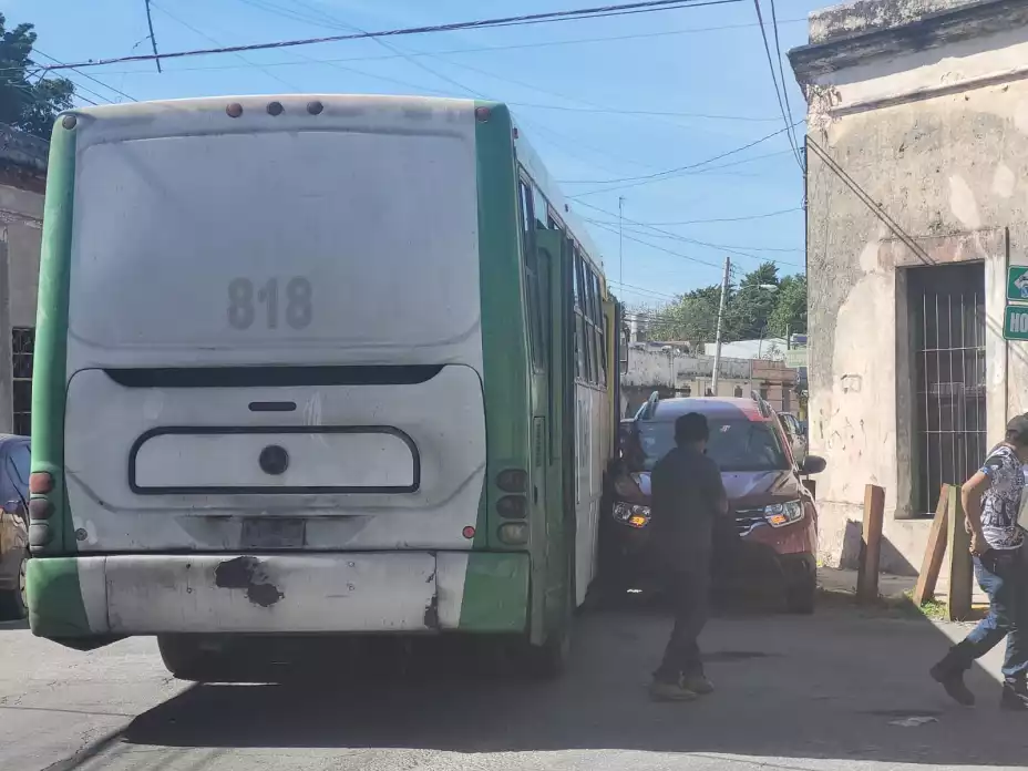Camioneta provoca FUERTE choque con camión de pasajeros