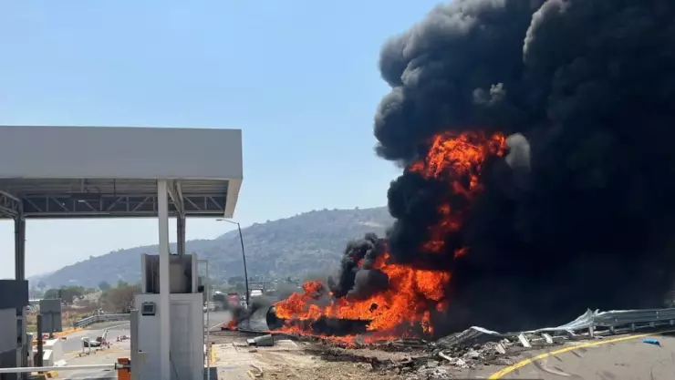 Incendio de una pipa se registró en una vialidad