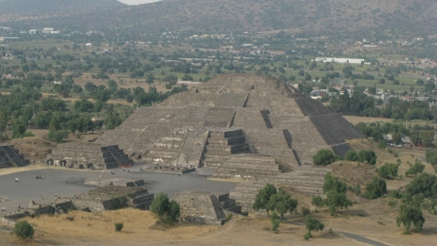 Aparecen pequeñas figuras arqueológicas por lluvias en Teotihuacán, Edomex