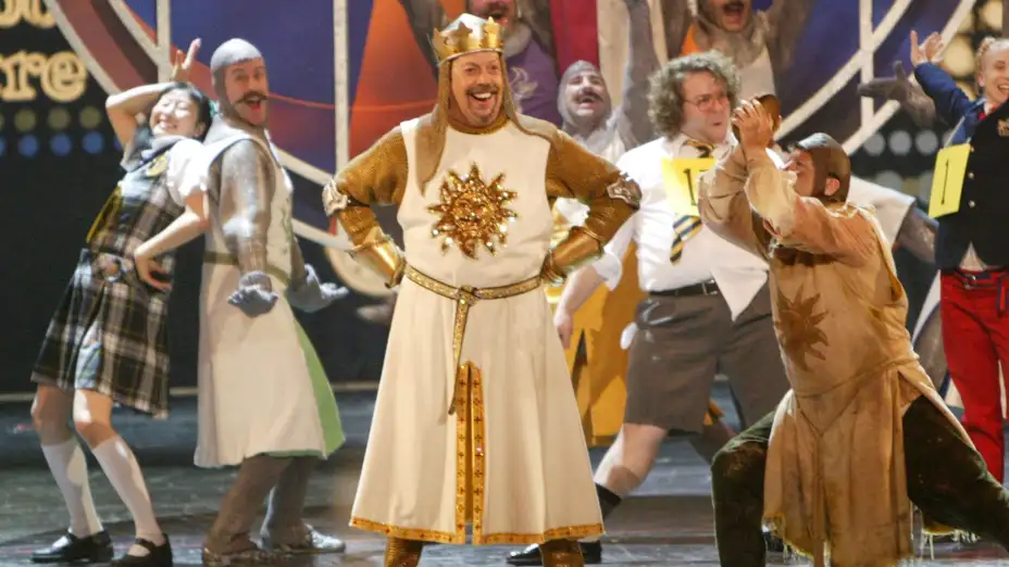 Tim Curry, en el centro, en una producción de Broadway en 2005.