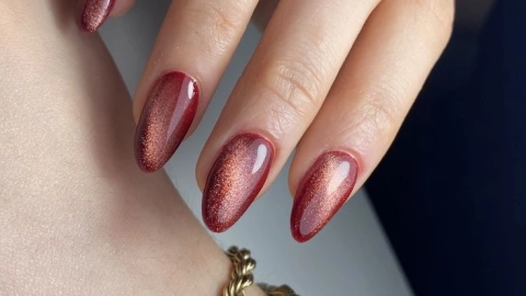Te enamorarás de estos 9 diseños de uñas con efecto ojo de gato color rojo