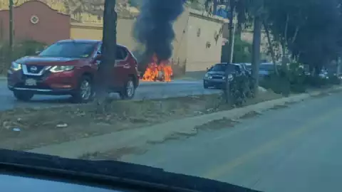  Calle en llamas: Auto se incendia sobre el Periférico 