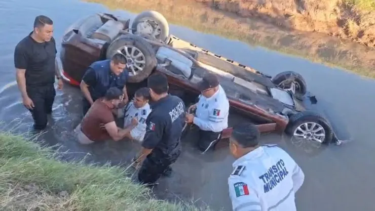 Salvan a conductor de morir ahogado tras caer en canal del Ejido 1 de Mayo, Ahome