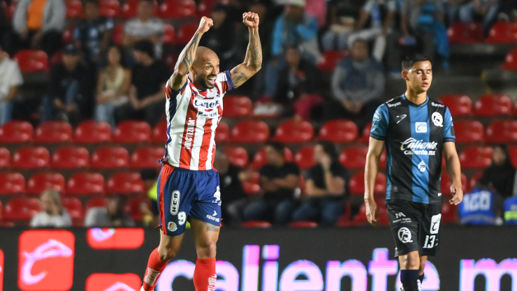 Joao Pedro, delantero del San Luis, anota gol ante el Querétaro