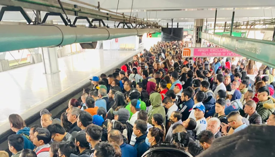 Metro CDMX y Metrobús registran retrasos y aglomeraciones