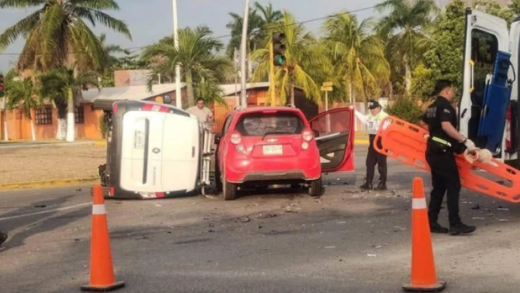 ¡Jueves Santo con accidente! Fuerte choque en la avenida Insurgente de Chetumal