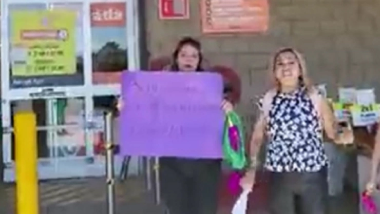 Exhiben a deudor alimenticio afuera de tienda en Puebla