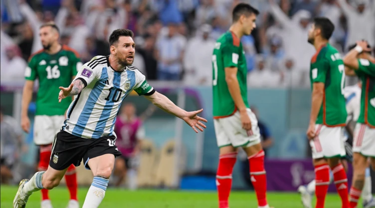 Lionel Messi celebrando gol ante México en Qatar 2022.png