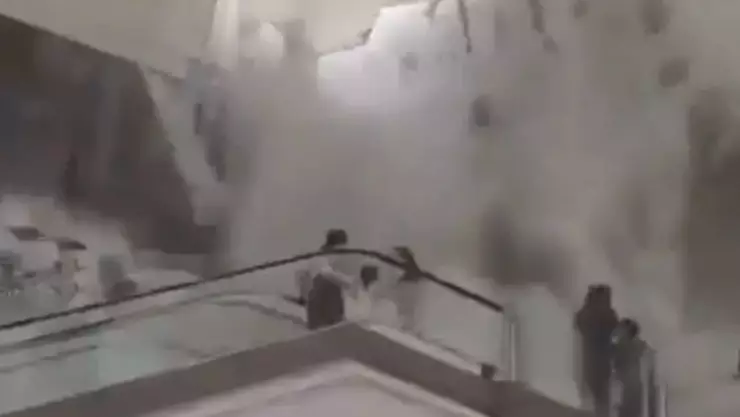 VIDEO_ COLAPSA techo de Plaza en San Pedro Garza García y deja lesionados.jpg