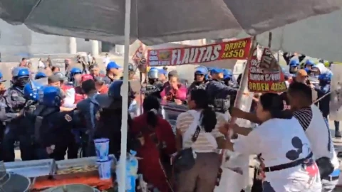 Pelea entre vendedores ambulantes y autoridades en la Alameda Central dejó tres detenidos.