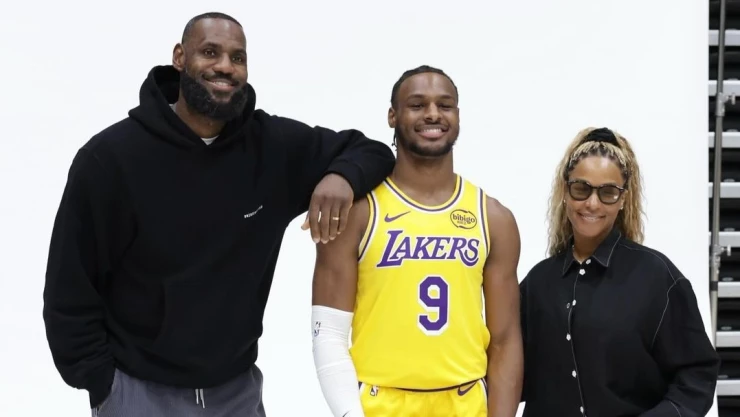 lebron-james-renueva-lakers-dos-años-104-millones-dólares-jugará-con-hijo