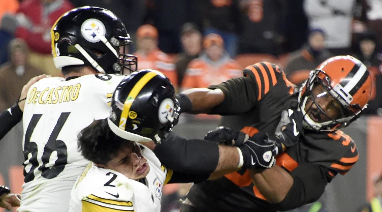 Myles Garrett golpea con el caso de Mason Rudolph en el partido entre Browns y Steelers