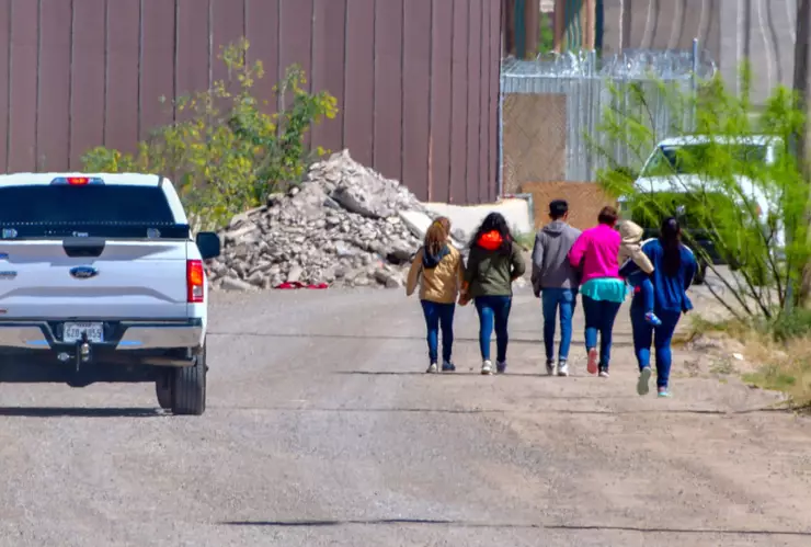 Un grupo de migrantes recorre la frontera entre México y Estados Unidos.