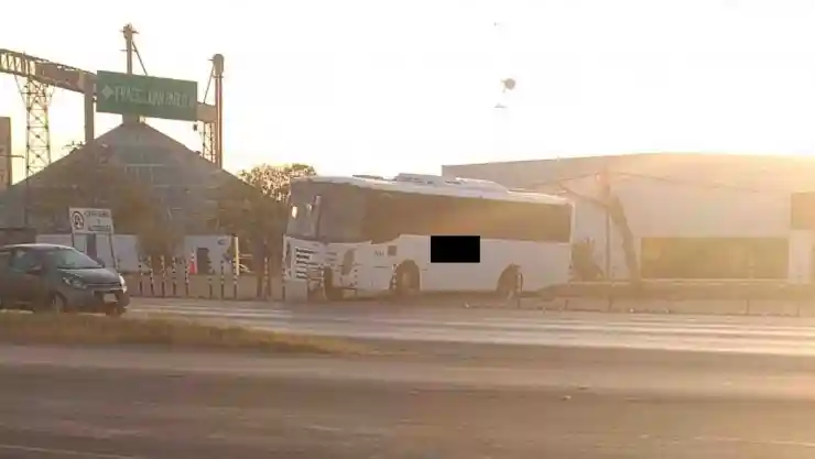 FOTOS_ Autobús quedó ATORADO en el periférico de Mérida y esto pasó