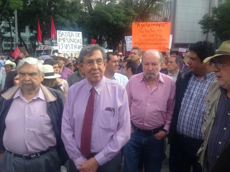 Agreden a Cuahutémoc Cárdenas en marcha por Ayotzinapa