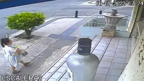 VIDEO Fiscalía de Jalisco investiga presunto autoataque de Luz Raquel