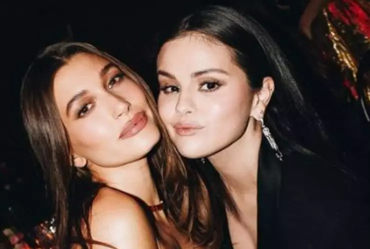 FOTOS Selena Gomez y Hailey Bieber posan juntas en evento