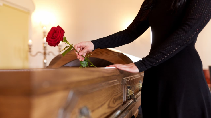 mujer en funeral