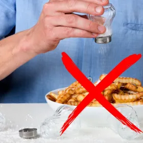 El truco casero para salvar una comida que se saló de más