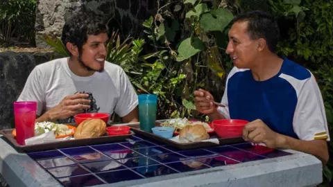 Estudiantes de la UNAM comiendo.