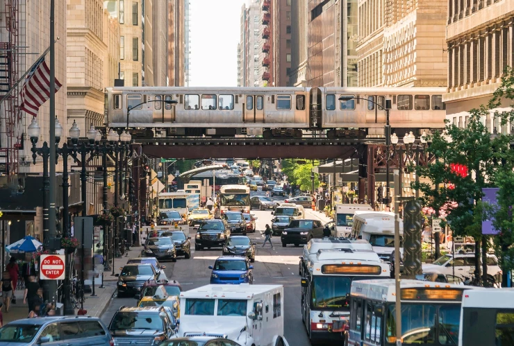 Autos transitando por las calles de Chicago
