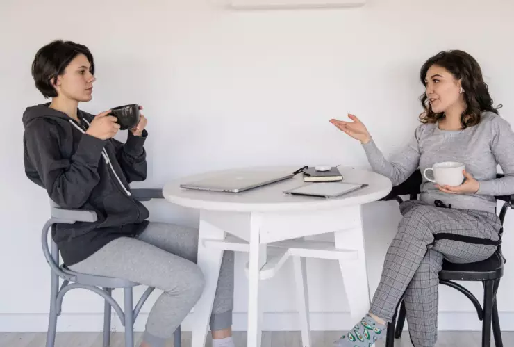 ¿Qué significa que una persona hablé con muchas pausas, según la psicología?