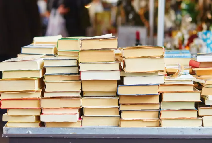 Regalan libros en Zócalo de la Ciudad de México