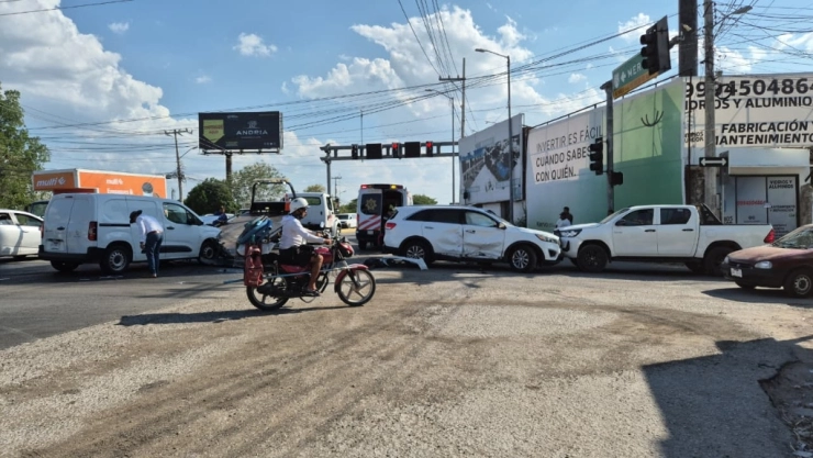 Reportan CAOS VIAL en la Mérida-Cholul tras fuerte accidente que involucra tres camionetas; esto se sabe
