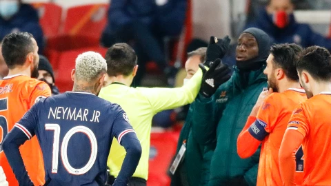 Insultos racistas de un árbitro en partido entre PSG e Istanbul de la Champions League