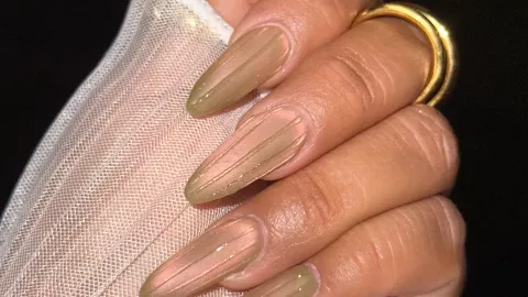 Uñas de cristal coreanas en tono champán elegante