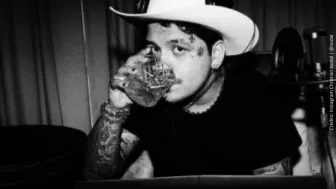 Christian Nodal bebiendo..jpg