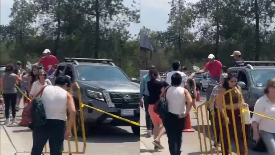 Ciudadanos dan agua a las personas que están en la fila para votar en León