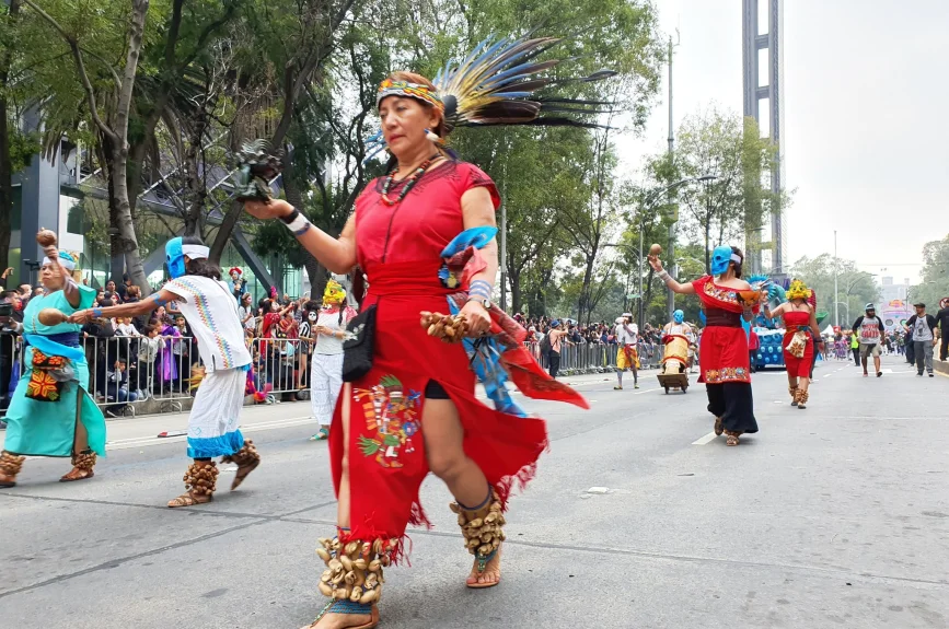 2 mil 500 artistas en acción, 11 carros alegóricos, 22 comparsas y diversos grupos de coreografías llenaron de alegría el corazón de la CDMX.