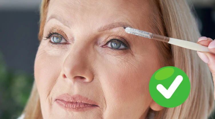 Cómo usar el delineador de plumón café para rellenar las cejas y levantar la mirada después de los 60