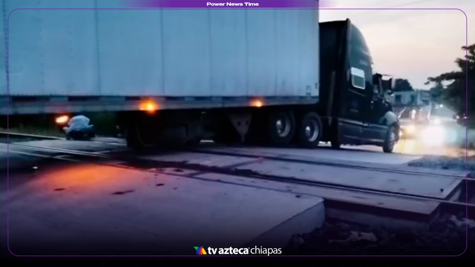 Reportan tráiler atorado en vías del tren en Huimanguillo, Tabasco