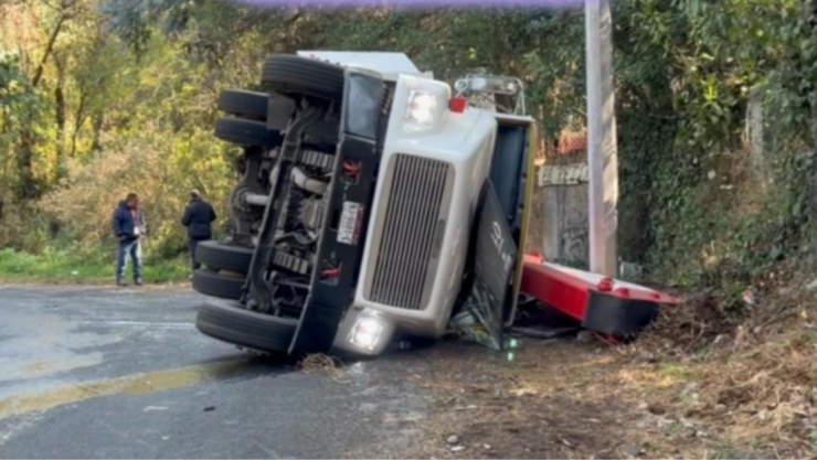 Vuelca grúa en la México-Cuernavaca y provoca tráfico HOY 13 de abril.