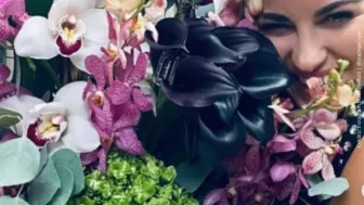 Maite Perroni despertó entre flores..jpg