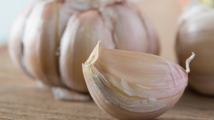 Por qué deberías quemar una cáscara de ajo en tu cocina los días martes