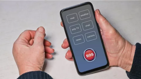 Una persona con un teléfono con una alarma.
