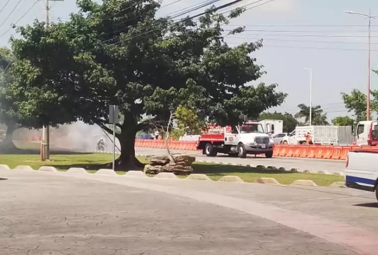 Se incendia vehículo en el Boulevard Colosio de Cancún