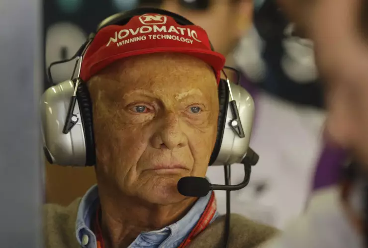 Niki Lauda, expiloto de la Fórmula Uno, observa desde los pits de Mercedes durante la primera práctica libre para el Gran Premio de Brasil. Imagen, AP.