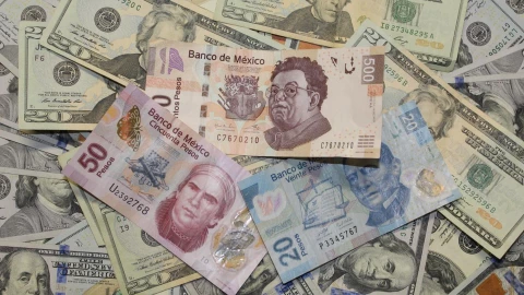 Billetes, pesos, joven recibe 276 mil pesos, devolver bolso