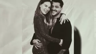 Belinda y Nodal abrazando su amor..jpg