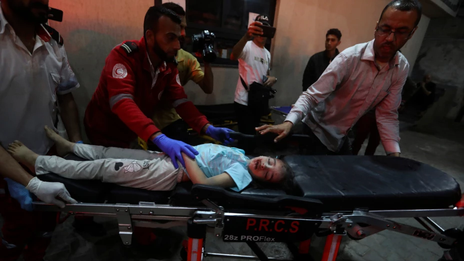 Una niña palestina herida tras un bombardeo israelí en la Franja de Gaza.
