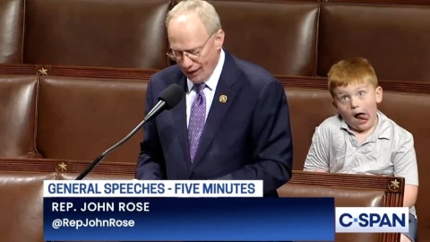 niño-seis-años-hace-muecas-mientras-padre-habla-congreso-eu-video-viral