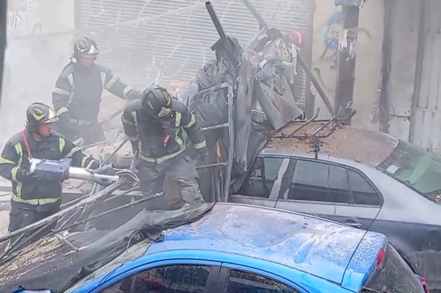 Autos resultaron dañados por el desplome de una barda en La Lagunilla.