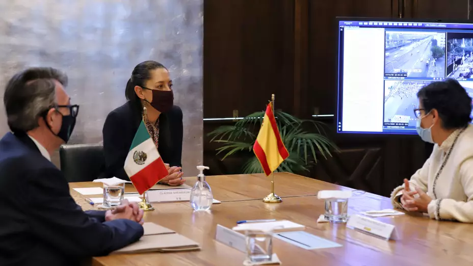 Sheinbaum y ministra.jpeg