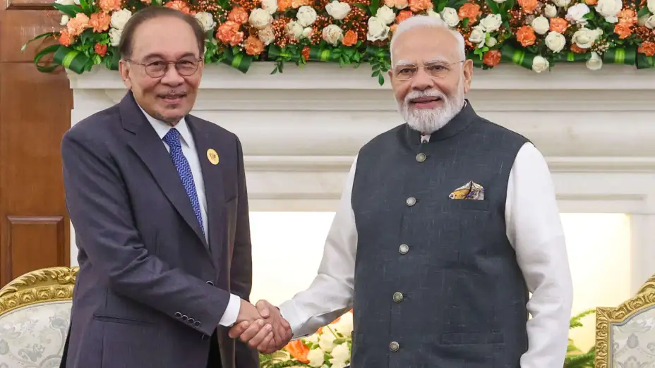 Los primeros ministros de Malasia, Anwar Ibrahim, y de India, Narendra Modi.